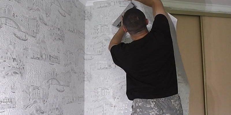 Как клеить виниловые обои на флизелиновой основе: инструкция, нужно ли мазать клеем