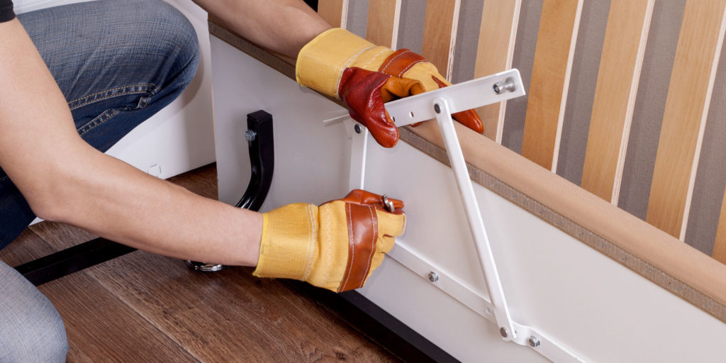 Как устранить скрип дивана