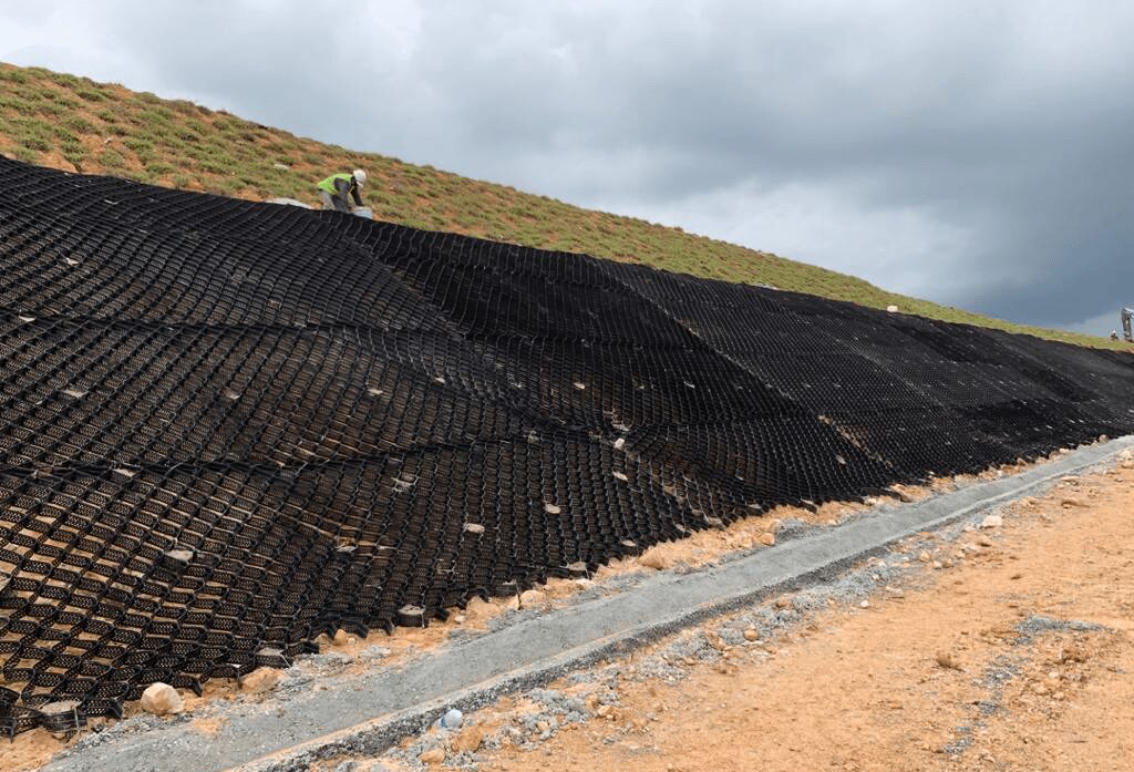 Технология монтажа георешетки для укрепления откосов, склонов: описание и инструкция — ПРЕСТОРУСЬ